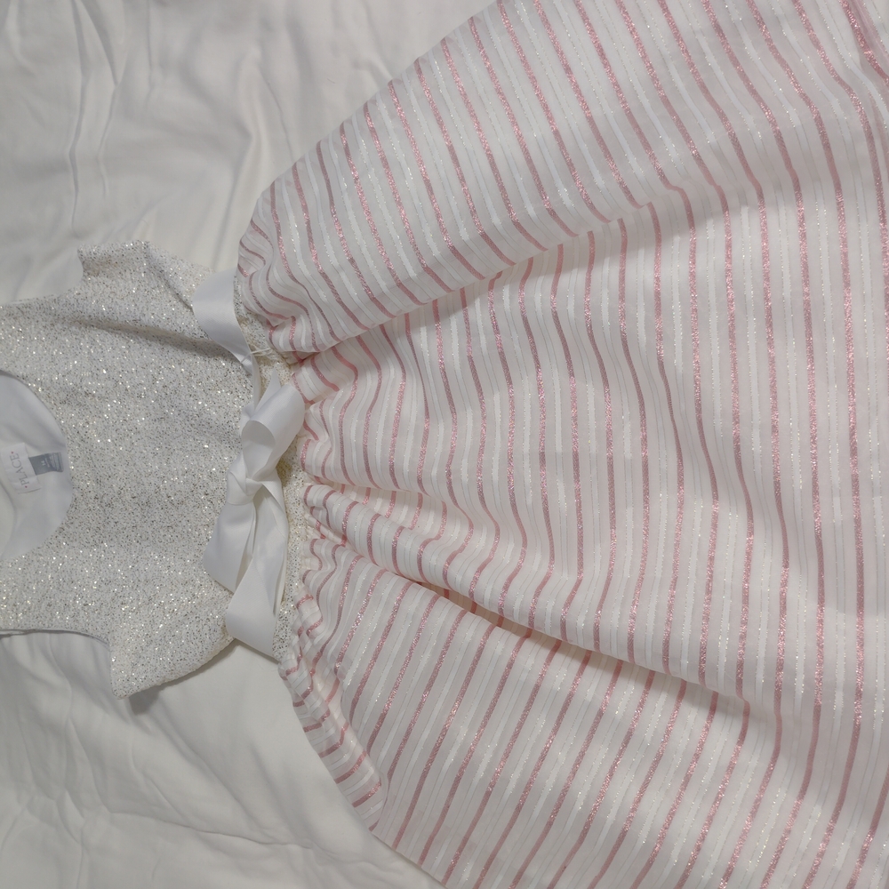 Place White Fabric with Tag